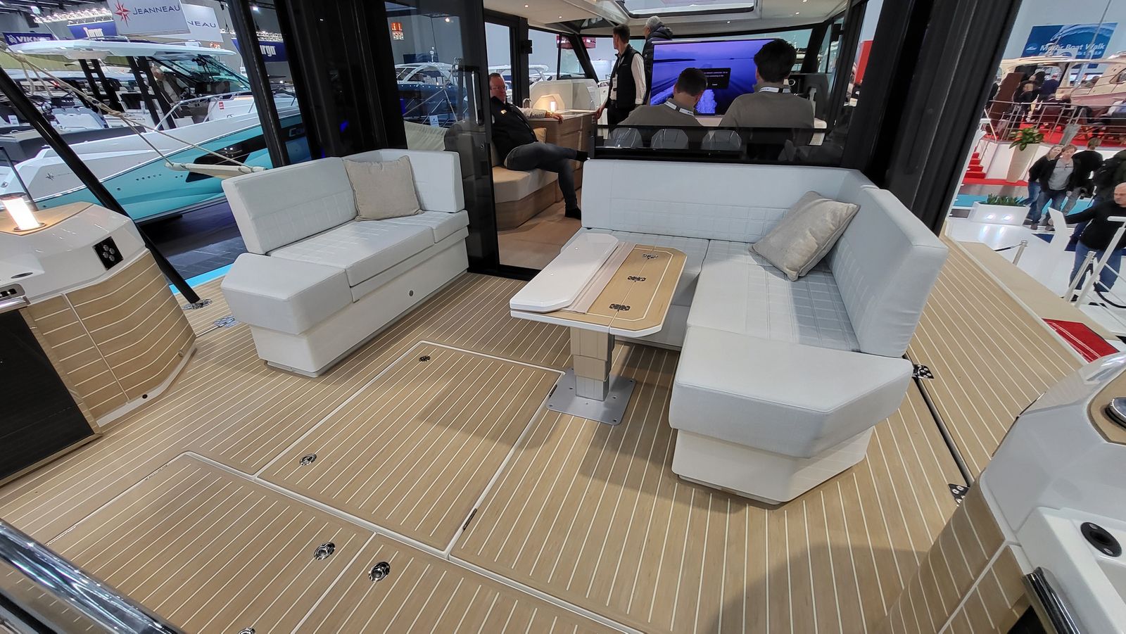 Saxdor 460 GTC cockpit sofas