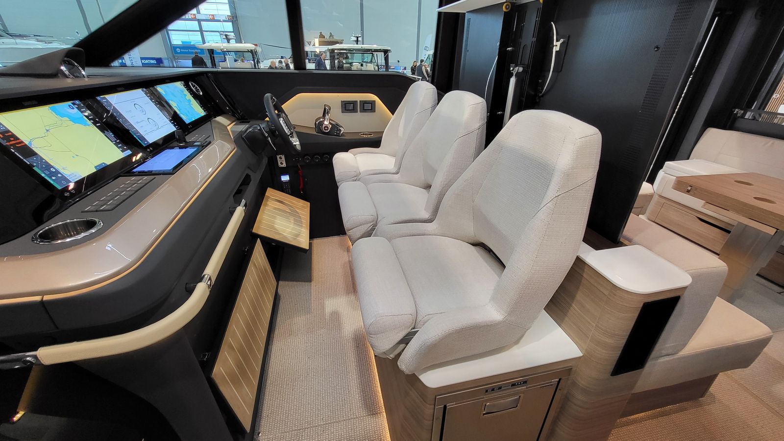 Saxdor 460 GTC helm station seating